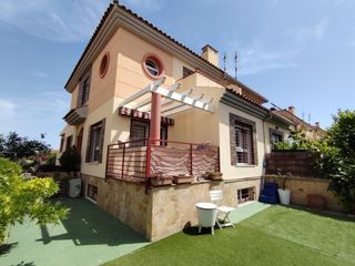 Casa aparellada a Capellanía - Retamar. Urbanización retamar