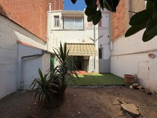 Casa aparellada a Guinardó. Plaça del guinardó
