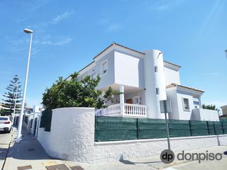 Towny house in Ayamonte ciudad. Junto al supermercado lidl y a 2 min. cuartel g.c.