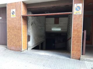 Autoparkplatz in Cementiri Vell. Junto bar bona teca