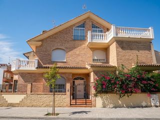Casa bifamiliare in Doctor Palos - Alto Palancia. Junto al pabellón rené marigil y el centro médico.