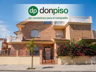 Casa aparellada a Doctor Palos - Alto Palancia. Junto al pabellón rené marigil y el centro médico.