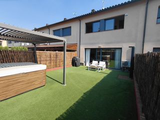 Casa aparellada a Gualba. Casa luminosa con jardín y vistas al montseny en gualba