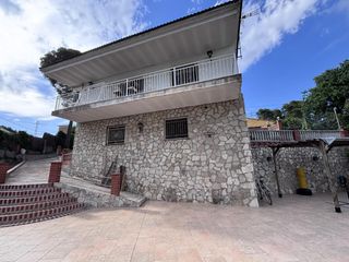 Xalet a Mediona. Cerca del centro de la urbanización