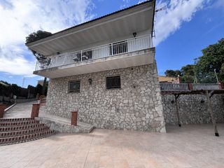 Chalet in Mediona. Cerca del centro de la urbanización