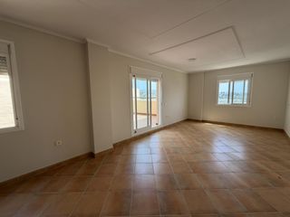 Casa aparellada a La Cala Mijas. Urbanización privada, con vigilancia, piscina y tenis