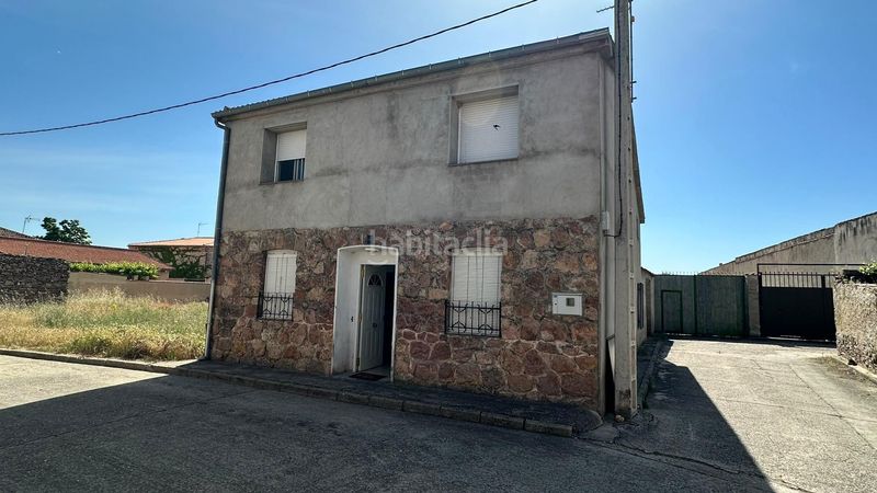 Foto 06e6fe42-6137-4cc2-a253-f1f193f87c7f. Chalet fachada de cemento con revestimiento de piedra en Pinarnegrillo