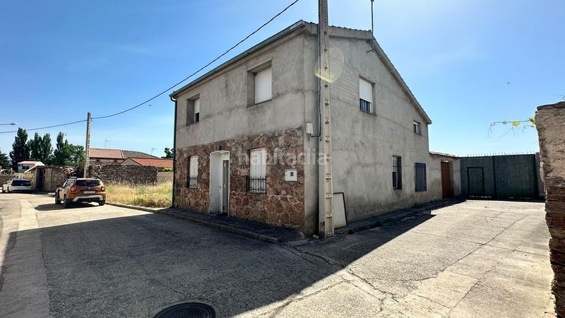 Foto 12de1862-594f-4ad1-b490-6525e8799456. Chalet fachada de cemento con revestimiento de piedra en Pinarnegrillo