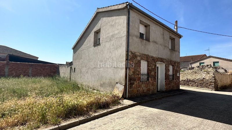 Foto 5713b873-7fd1-4aad-a7c2-0b348d6024fc. Chalet fachada de cemento con revestimiento de piedra en Pinarnegrillo