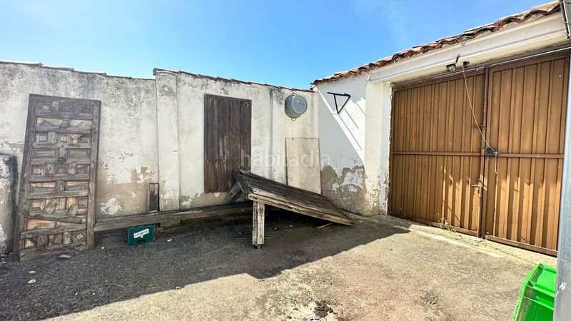 Foto 7affe8e2-6f54-4726-ba1a-2f424d41c4eb. Chalet fachada de cemento con revestimiento de piedra en Pinarnegrillo