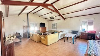 Chalet in Pinarnegrillo. Fachada de cemento con revestimiento de piedra