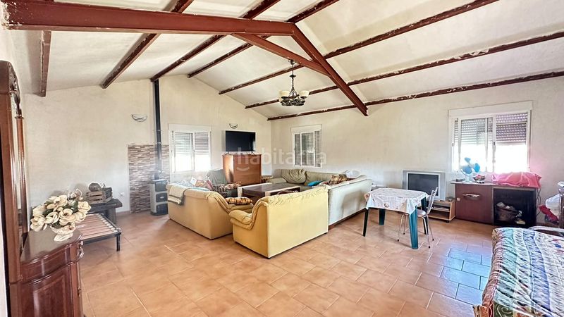 Foto b8f503fc-5646-4fc5-bc82-c68451df000f. Chalet fachada de cemento con revestimiento de piedra en Pinarnegrillo