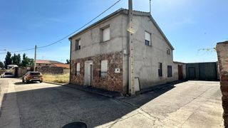 Chalet in Pinarnegrillo. Fachada de cemento con revestimiento de piedra