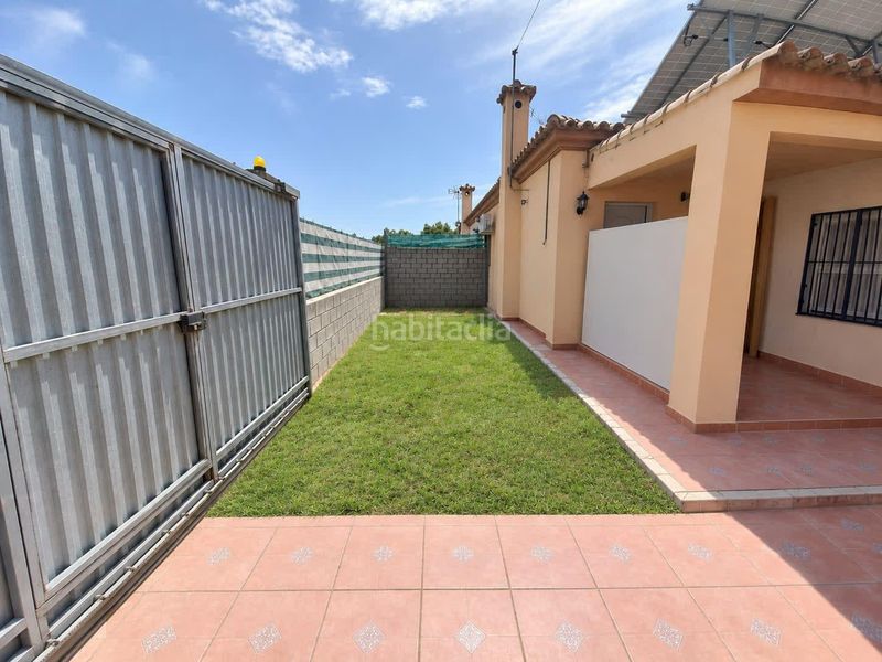 Foto 1ae3e352-c2a3-4e89-850a-0e89e4eb8b7a. Casa aparellada amb aparcament a Cuatro Pinos - El Carmen Puerto de Santa María (El)