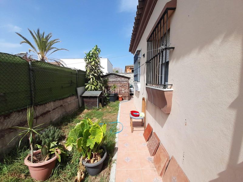 Foto cb2f6f5c-a0e0-4e4c-8e0e-84e585e68f69. Casa aparellada amb aparcament a Cuatro Pinos - El Carmen Puerto de Santa María (El)