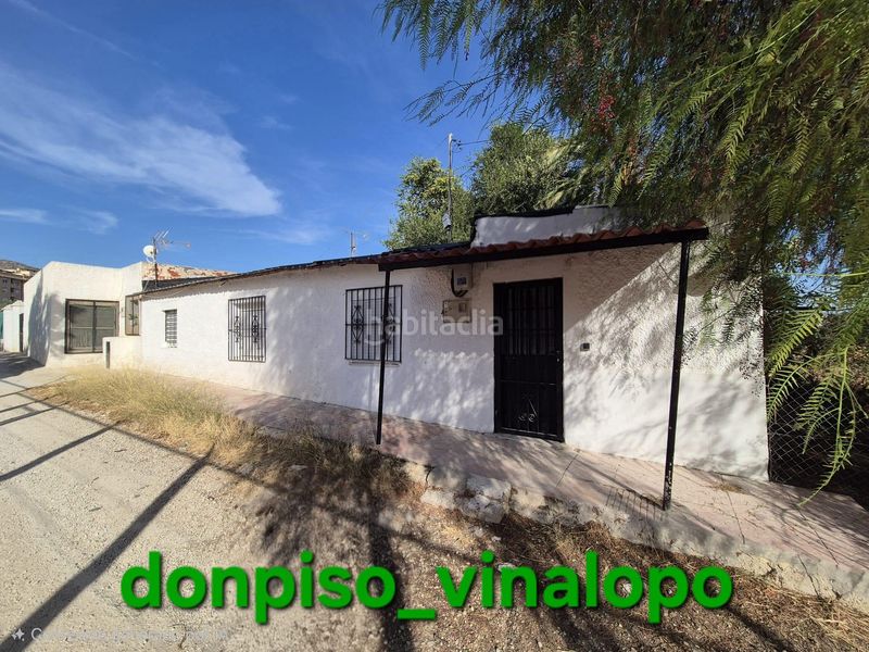 Foto c4f186d6-ae70-4720-a7c5-952f04d3411a. Casa aparellada a Petrer