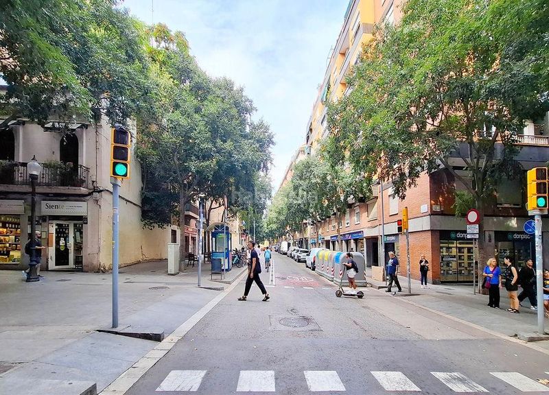 Foto bd54671e-236f-4807-a5bd-1a716cb24a54. Pis a El Camp de l´Arpa del Clot Barcelona