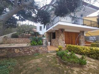 Chalet en Sant Fost de Campsentelles. Gran casa con piscina a 10 min. de badalona