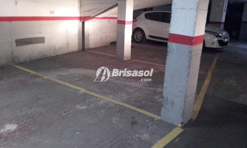 Foto 7563cd8d-775d-4dc0-b8da-58e705b5f827. Parking voiture dans Ponent Reus