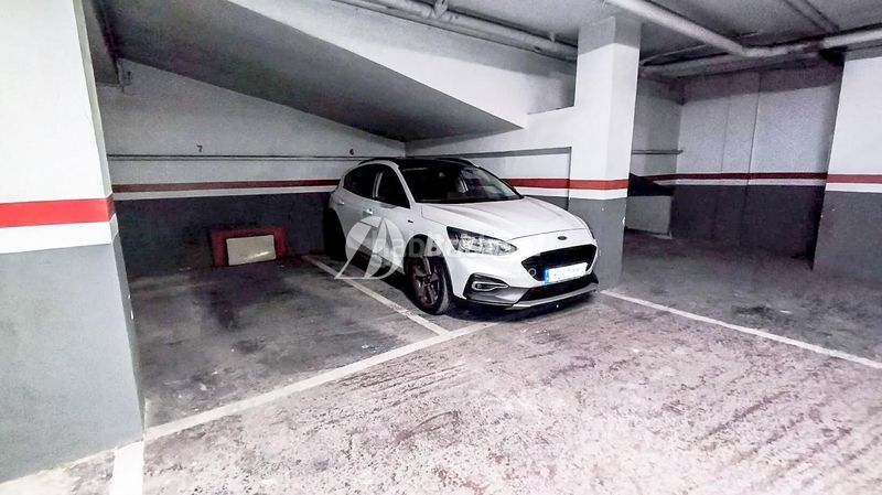 Foto ab9f597d-c3da-44c8-83aa-5b709f212a0b. Aparcament cotxe a Centre Reus