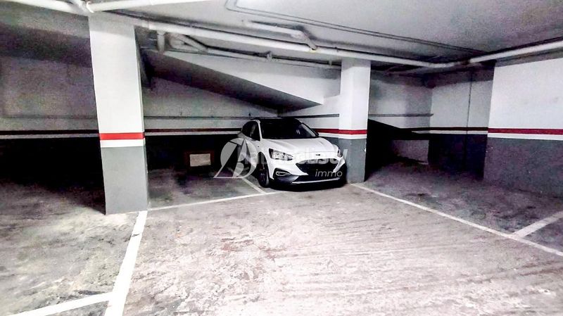 Foto afbe7e2b-9458-45f0-a408-4dc6d639415a. Aparcament cotxe a Centre Reus