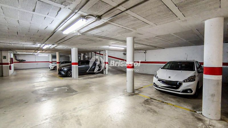 Foto f5ce86fe-faec-4086-b5fd-dc89e78a0ff0. Aparcament cotxe a Centre Reus