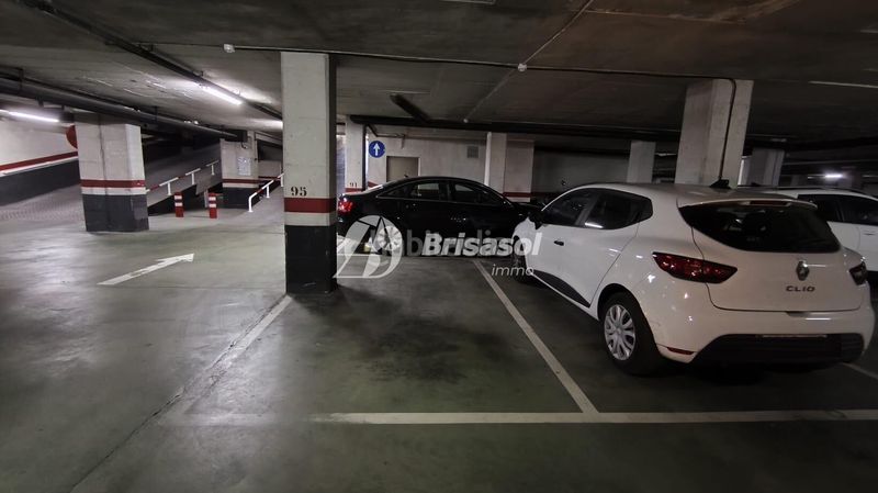 Foto d8800878-f77d-4b1f-a91f-c1932082b543. Aparcament cotxe a Centre Reus