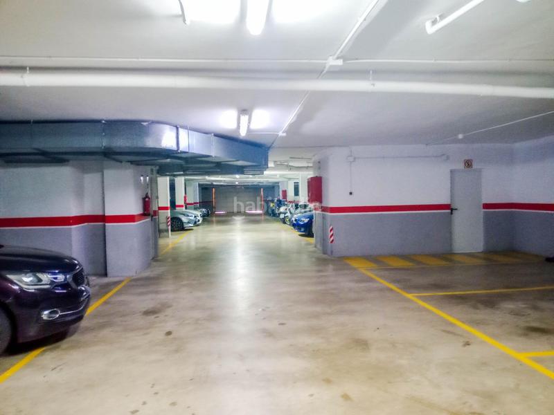 Foto d9cddd47-ea3d-4090-98b8-ea46bf908442. Parking voiture dans Plaça Europa - Port Aventura Salou