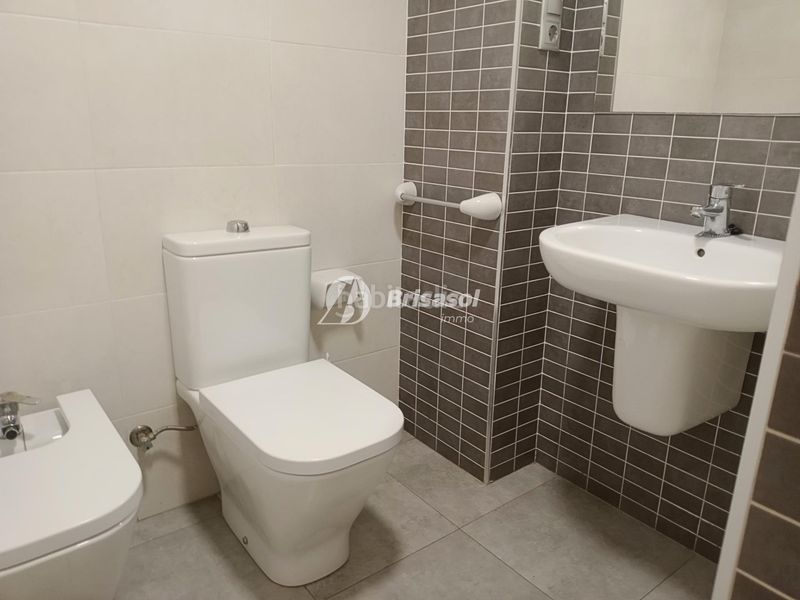 Foto a6297fff-43bf-40a0-8fec-7d5ab5661a2b. Apartamento  con piscina comunitaria y licencia turistica en Salou