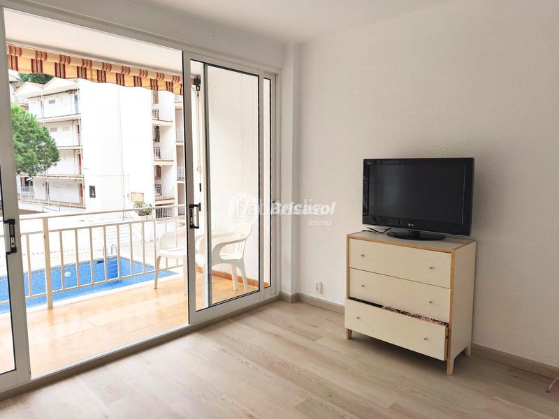 Foto 23890644-90ea-45ad-9ae6-fe07f2ffb28f. Apartament amb piscina a Mar i Camp - Platja dels Capellans Salou