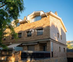 Semi detached house in Barenys. Amplia casa adosada en salou