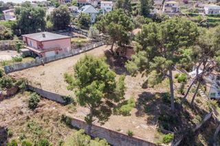 Terreno residencial en Carrer surera de la 14. Parcela urbana semi plana apta para la construcción de hasta 3 v