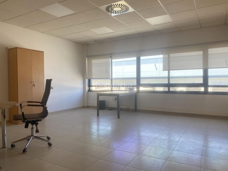 Foto b9baf0d9-c5b2-4660-997b-c2628ba99d2d. Alquiler local comercial local para oficinas en ribaroja de turia situado junto a cruce a3 con a7 en Riba - roja de Túria