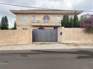 Location Chalet  Urbanizacion urbanización lagos. Chalet en alquiler situado en alginet urbanización los lagos