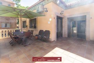 Chalet in Casco Urbano. Chalet en el centro de nàquera, con bonita terraza y calefacción