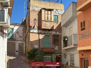 Casa a Serra. Casa pare rehabilitar íntegramente en el casco antiguo