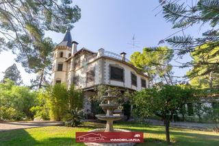 Xalet en Monteamor-La Carrasca-El Peucal. Vivienda seorial con carcter nico en entorno privilegiado de