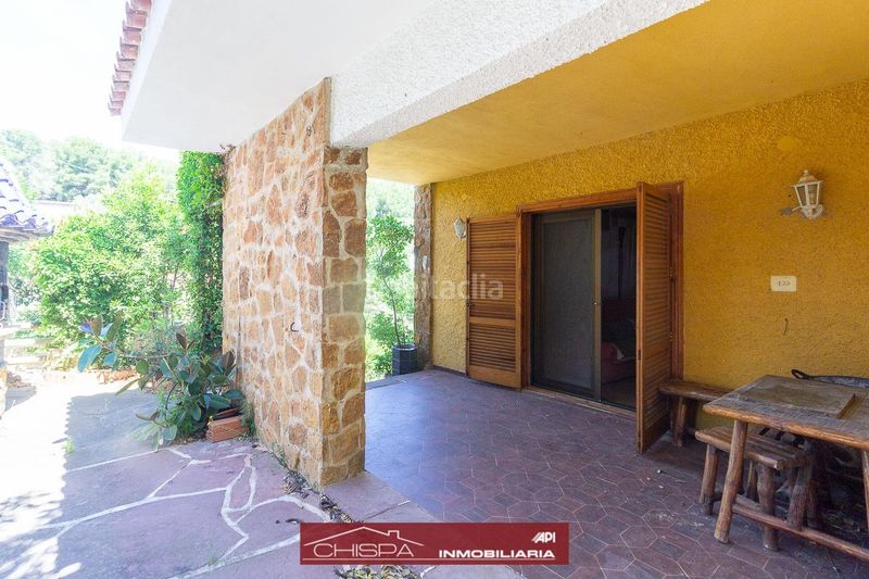 Foto f30c2125-5ba3-4f74-968f-348db776f877. Xalet amb piscina a Serra