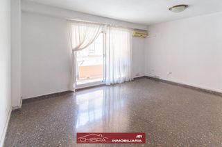 Appartamento in Barrio de Campanar. Piso de cuatro habitaciones con plaza de garaje