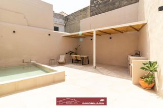 Maison à Casco Urbano. Casa de pueblo reformada con piscina y amplias terrazas en náque