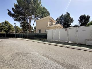 Chalet  Urbanizacion terol a pinada del rio a4-01. Chalet reformado con parcela, terraza privada y vistas despejada