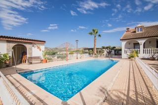 Xalet a Carrus 2366. Oportunidad de chalet multifuncional con nave para desarrollar p