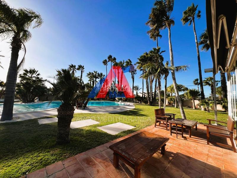 Foto 036ff03b-8366-45a0-96db-cf038bbfd2f7. Chalet villa de lujo urbana en elche, zona maitino. en Elche / Elx