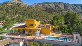 Chalet à Calle malaga 2. Donde la naturaleza abraza la exclusividad.