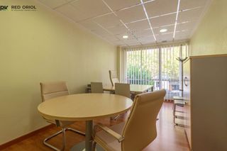 Lloguer Local Comercial a Orihuela Ciudad. Despacho disponible en junio en avenida teodomiro  centro de neg