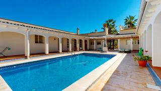 Chalet en Orihuela Ciudad. El complejo de tus sueos te espera en benferri!