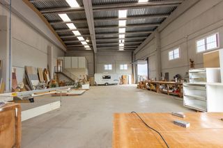Industrial building in Bigastro. Oportunidad única! nave industrial en bigastro y 2 negocios a pl