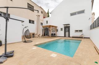 Maison en Orihuela Ciudad. Exclusiva casa de ensueo con piscina privada en camino viejo de