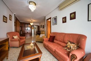 Etagenwohnung en Orihuela Ciudad. Vivienda de 4 dormitorios y trastero en pintor agrasot la amplit