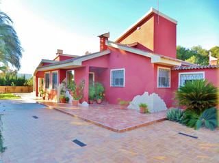 Chalet à Santa Faz. Sensacional chalet de 646 m2 en una sola planta con terreno de 2